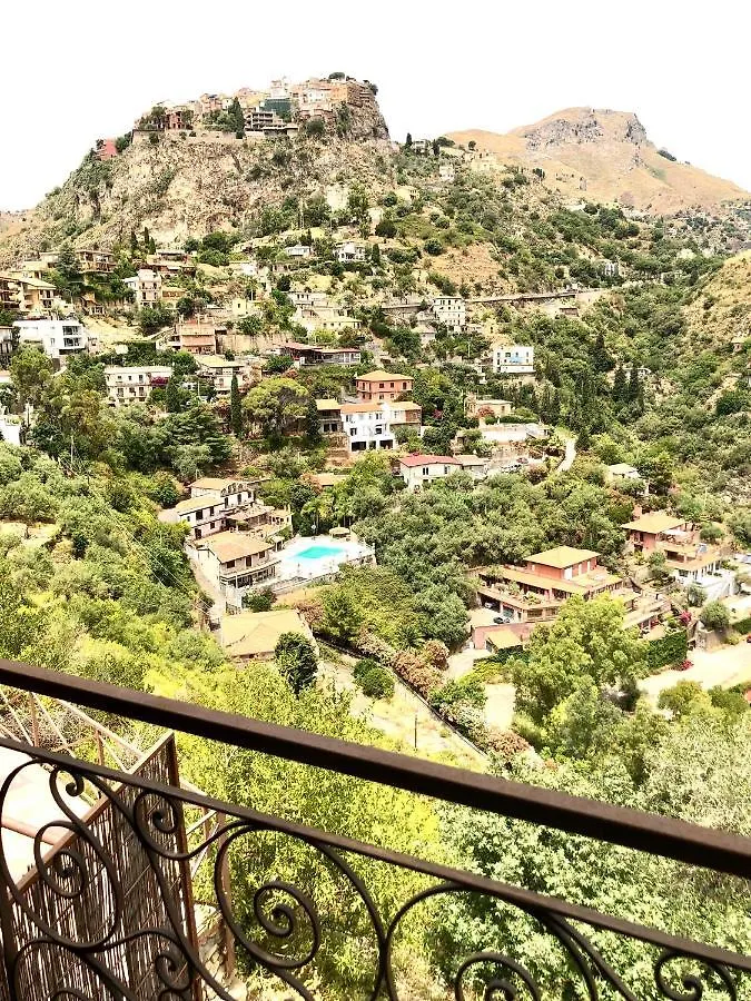 فندق مبيت وإفطار تاورمينا Villa Almoezia Charming B&B إيطاليا