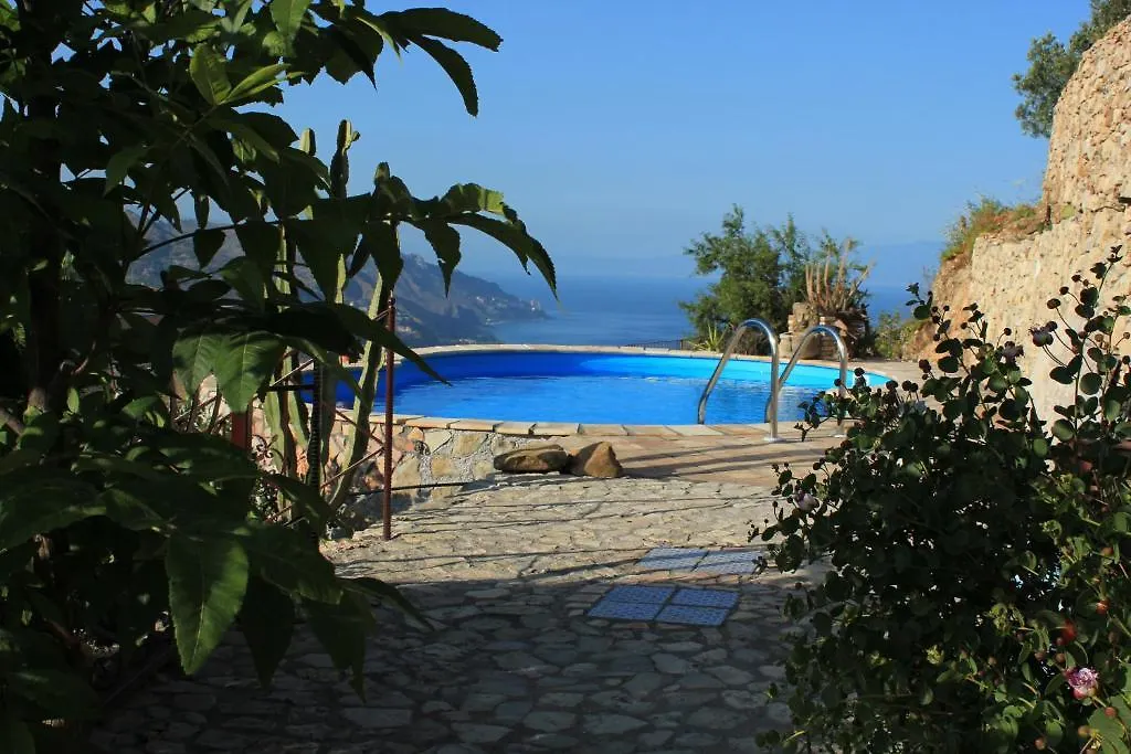 فندق مبيت وإفطار تاورمينا Villa Almoezia Charming B&B إيطاليا