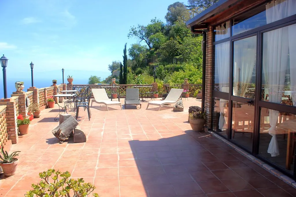 فندق مبيت وإفطار تاورمينا Villa Almoezia Charming B&B إيطاليا